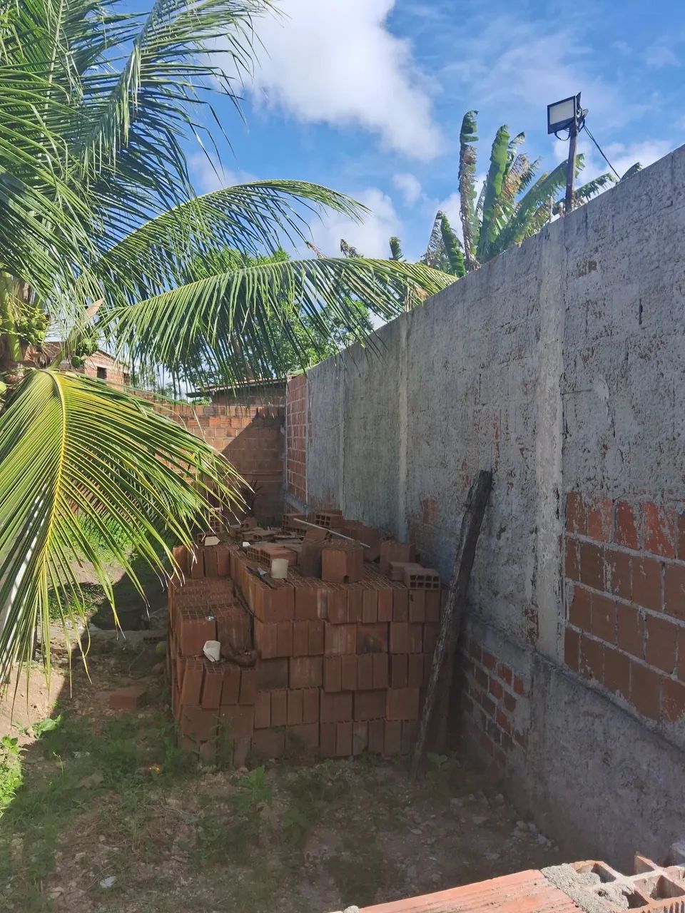 Vende-se casa com 2 terrenos - Foto 4