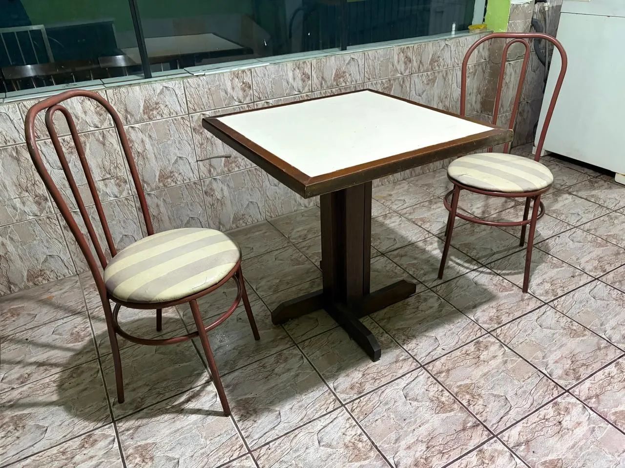 Mesa madeira com 2 cadeiras - Foto 2