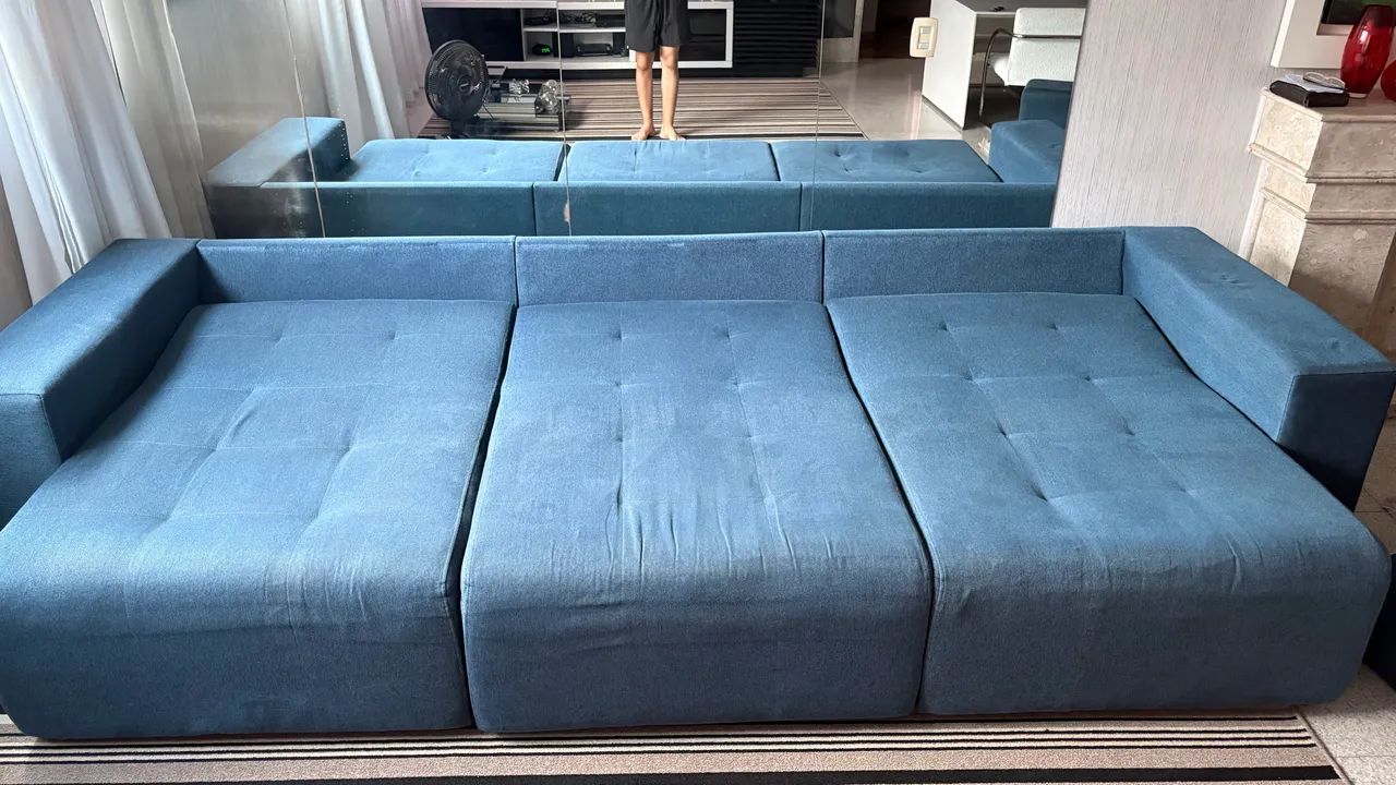 Sofá Cama retrátil de linho azul marinho mais 2 puffs de mesma cor e tecido de brinde - Foto 3
