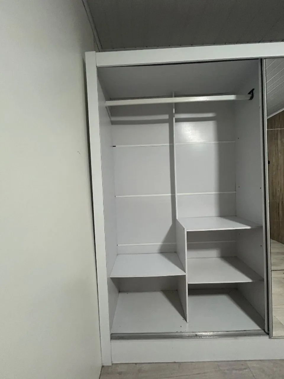 Guarda Roupa mdf branco grande porta espelhadas - Foto 4