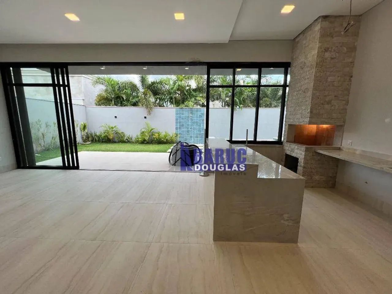 Casa com 04 suítes à venda com piscina e churrasqueira, terreno de 451m2 e área const de 4
