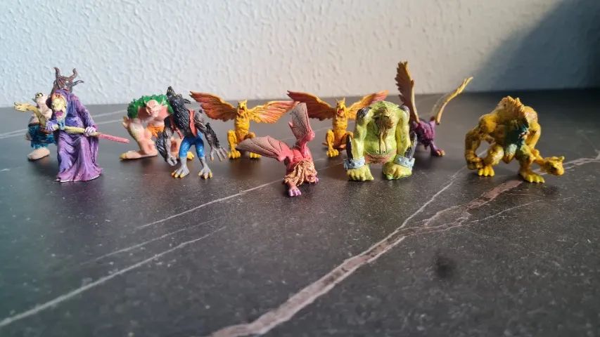 Lote de 10 Bonecos Galeria de Monstros DTC com as Cartas