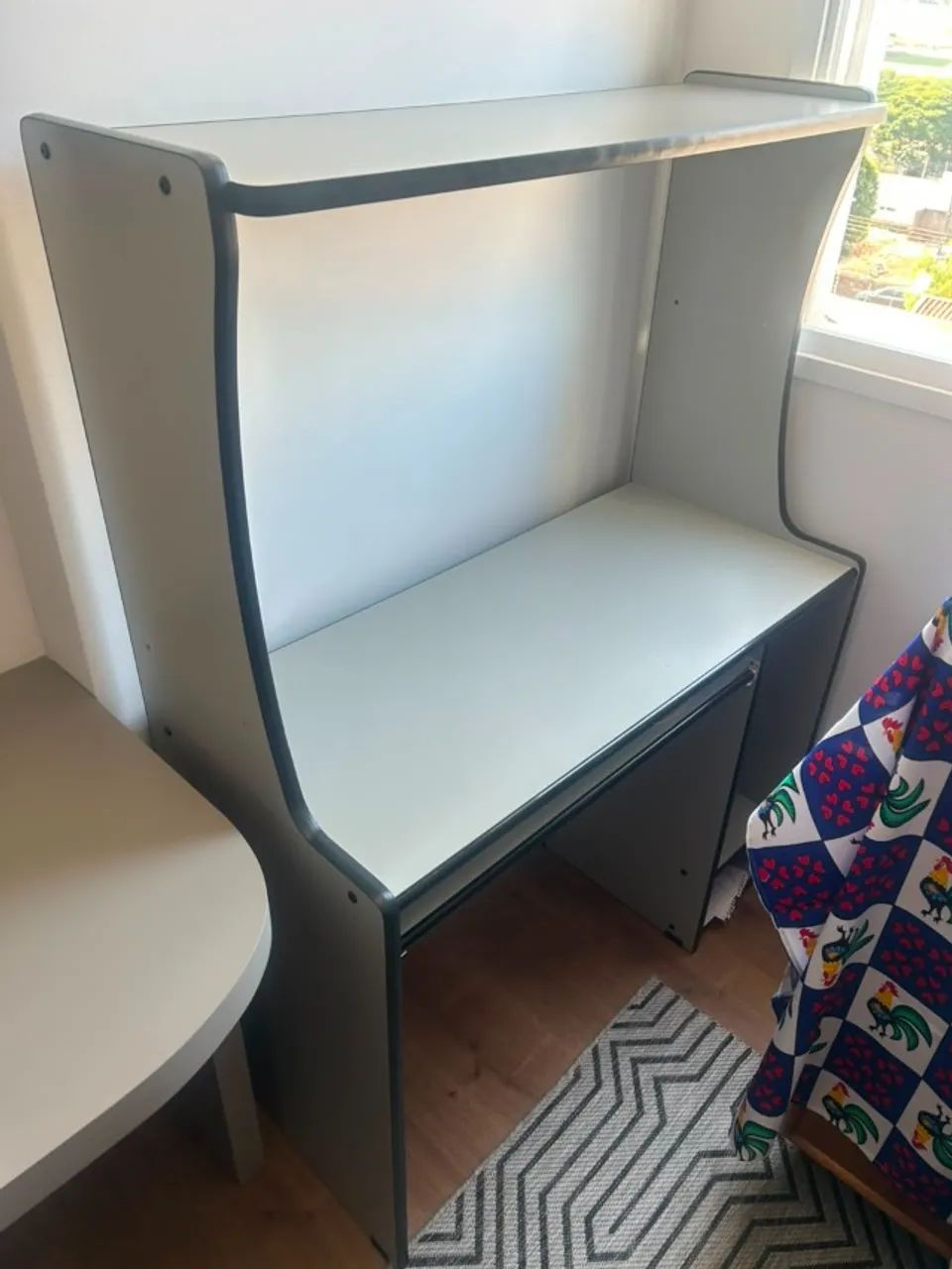 Escrivaninha/Mesa/Aparador
