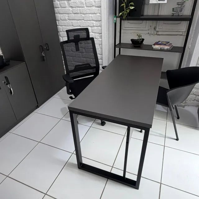 mesa estilo metalon para atendimento em escritório 