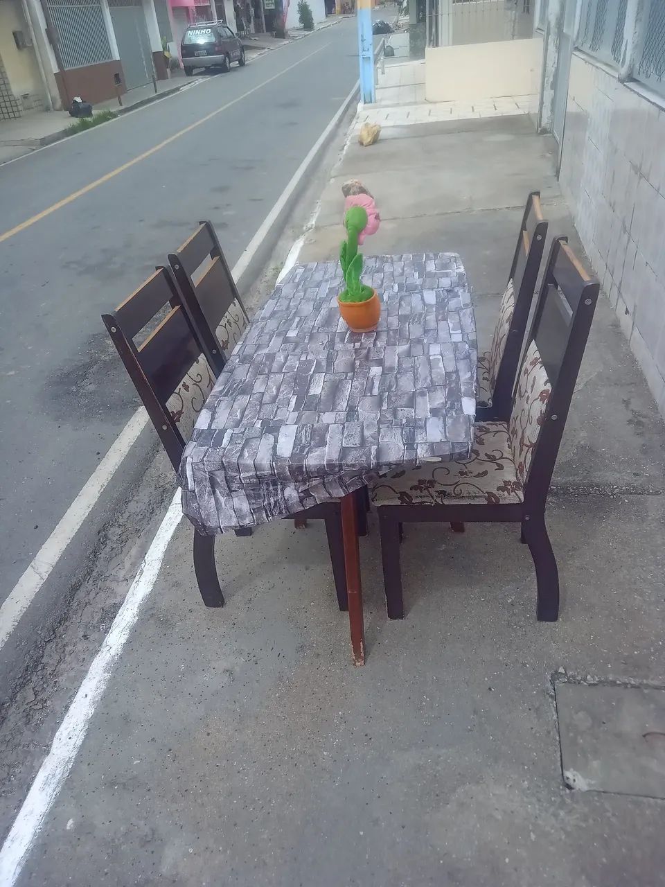Vendo mesa com 04 cadeiras. 