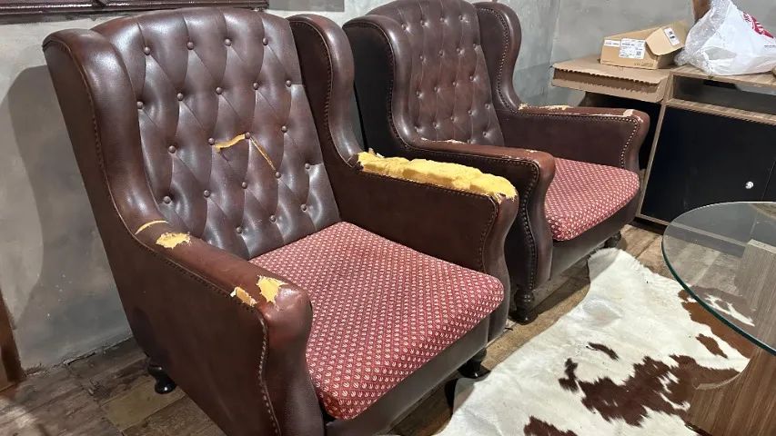 Conjunto sofá + 2 poltronas clássico antigo - Foto 4