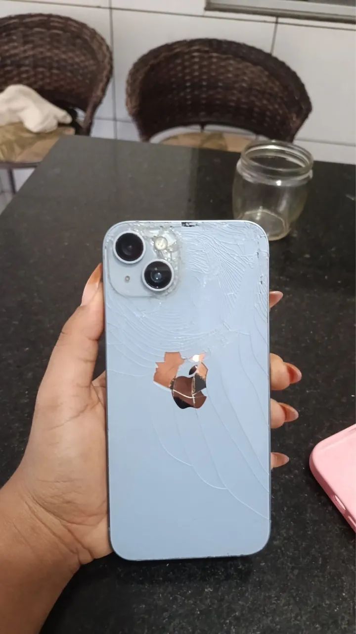Vendo iPhone 14plus, fundo e frente trincados - Foto 2