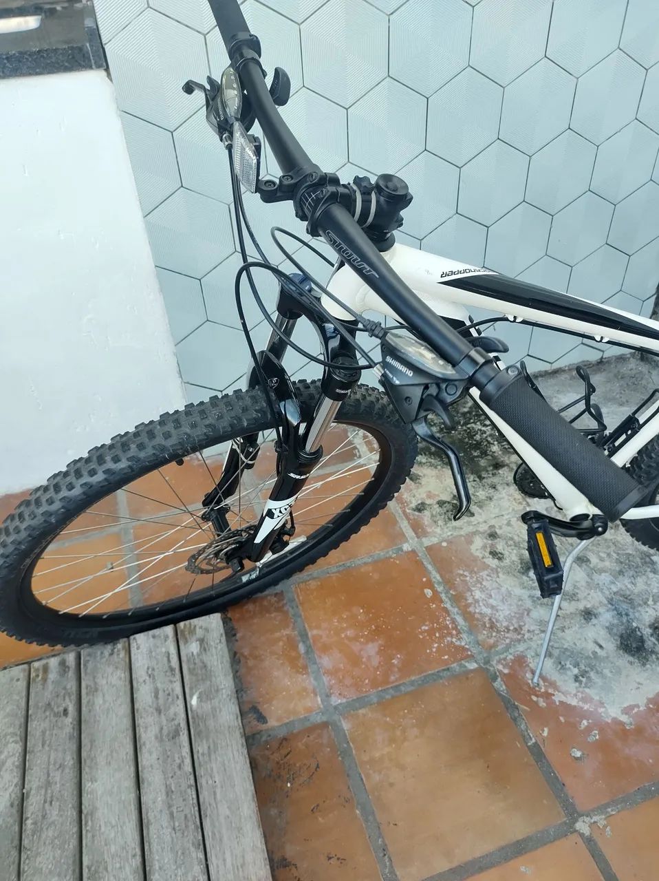 Vendo Mountain Bike Specialized Branca Aro 29 modelo Rockhopper 29. Tamanho M. 24 marchas. - Foto 4