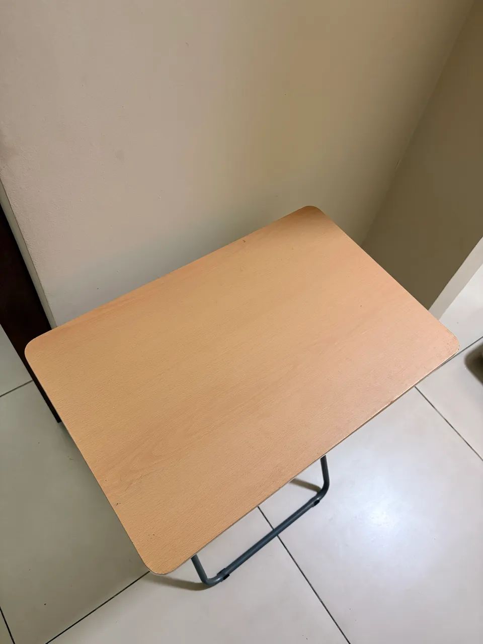 Mesa dobrável pequena  - compacta e prática  - Foto 4