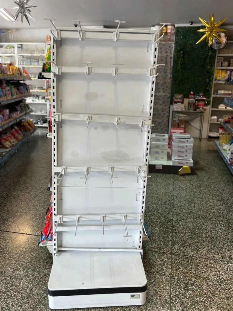 gôndola com ganchos