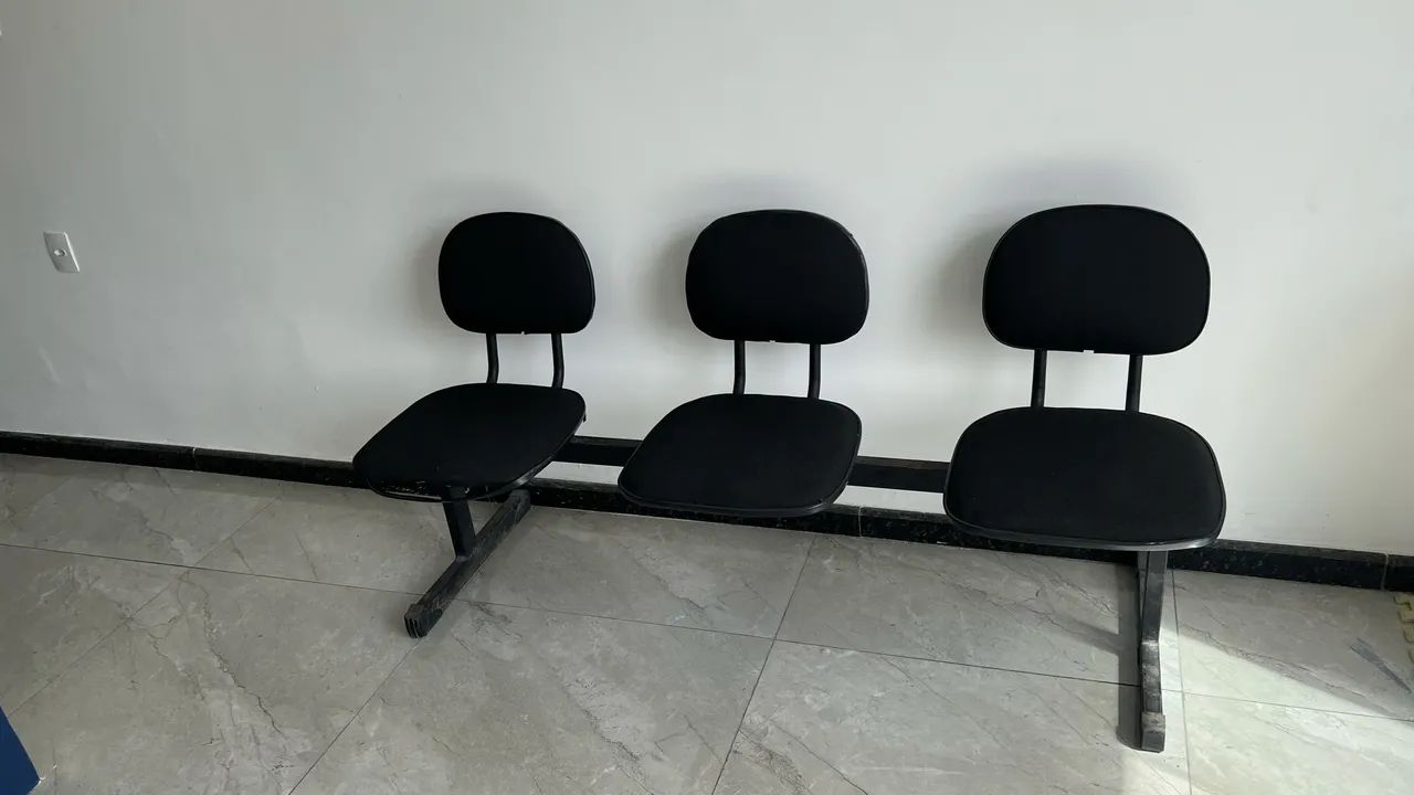 Vendo 2 longarinas de 3 lugares preta  - Foto 3