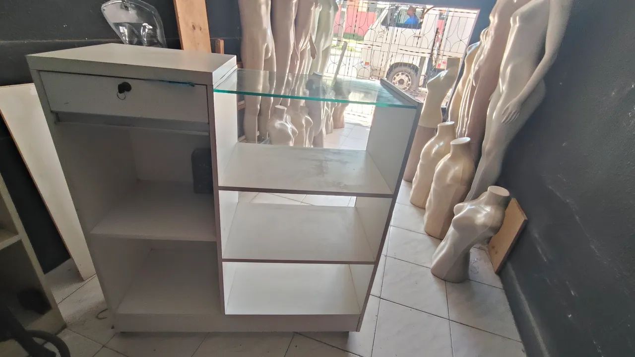 Manequins, bustos, balcão vitrine, araras, cabide acrílico/ corpinho PVC e bracinhos  - Foto 4