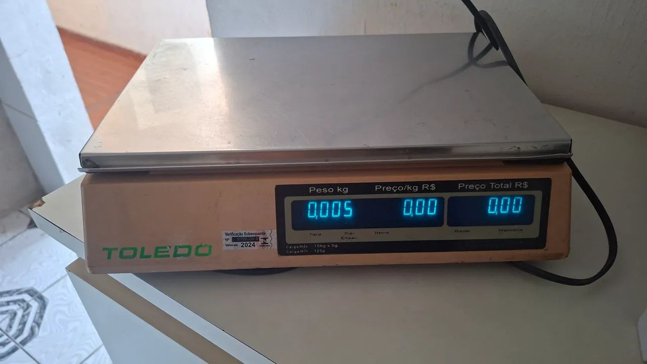 Mesa de inox e balança comercial