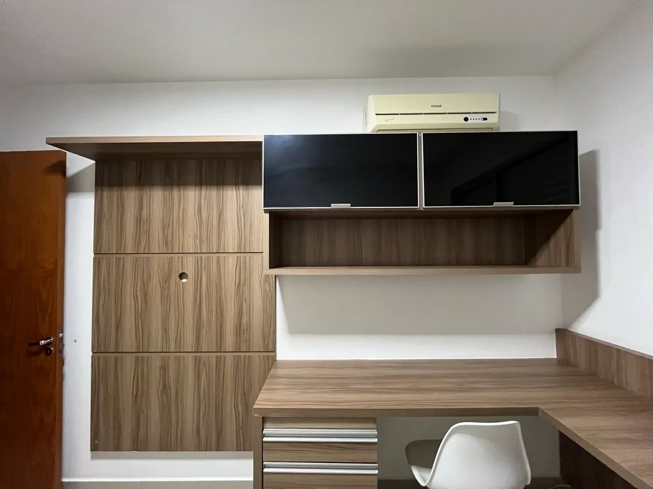 Mesa e armário  - Foto 2
