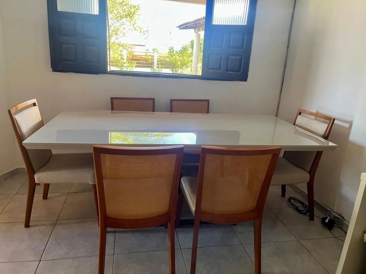 Mesa com tampão de vidro, 6 cadeiras - Foto 2