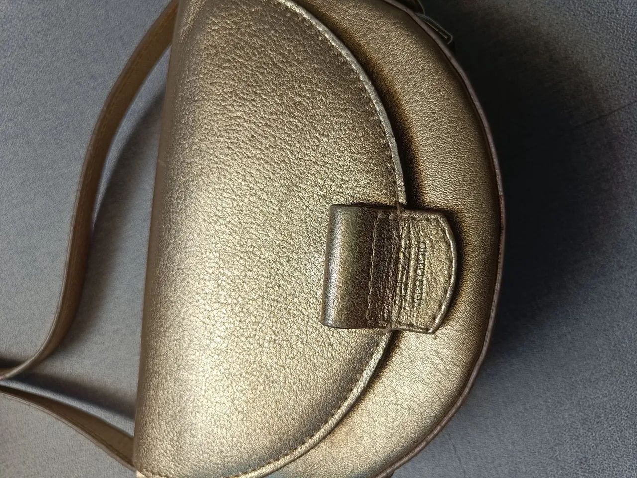Bolsa Arezzo dourada couro legítimo  - Foto 4