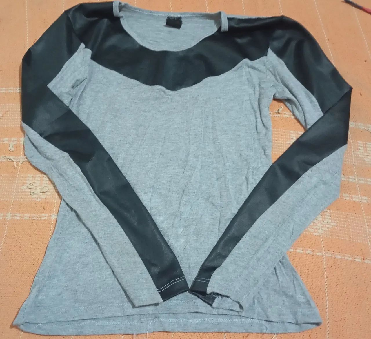 Blusinha Manga Comprida Casual Cinza e Preta - Foto 2