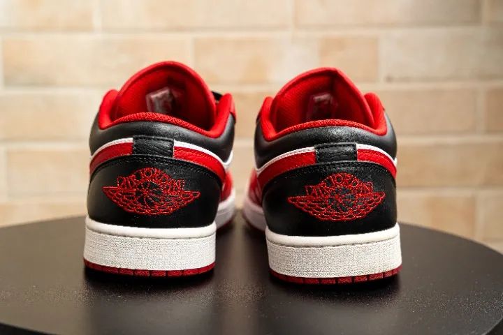Nike Air Jordan 1 Low Reverse Bred - Tam 43 - Foto 4