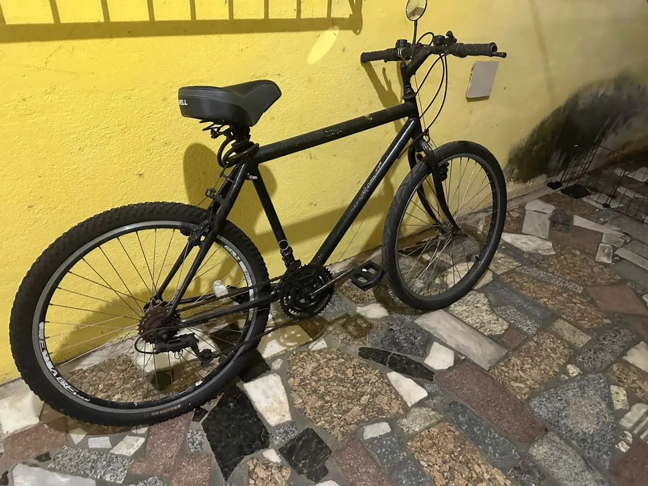 Bicicleta usada pneus novos 