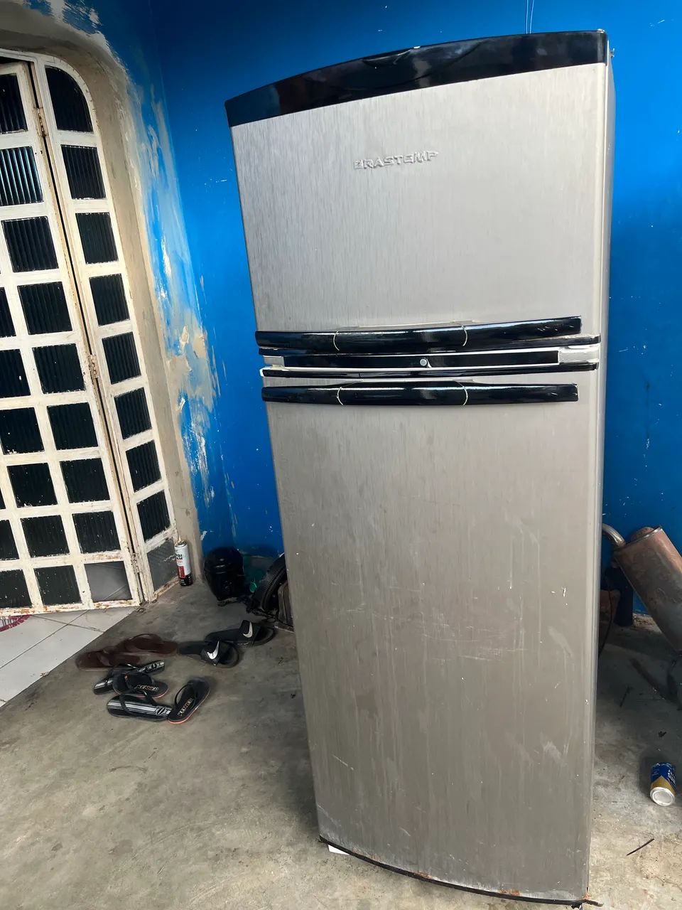 Vendo geladeira funcionando perfeitamente,quebra galho - Foto 2