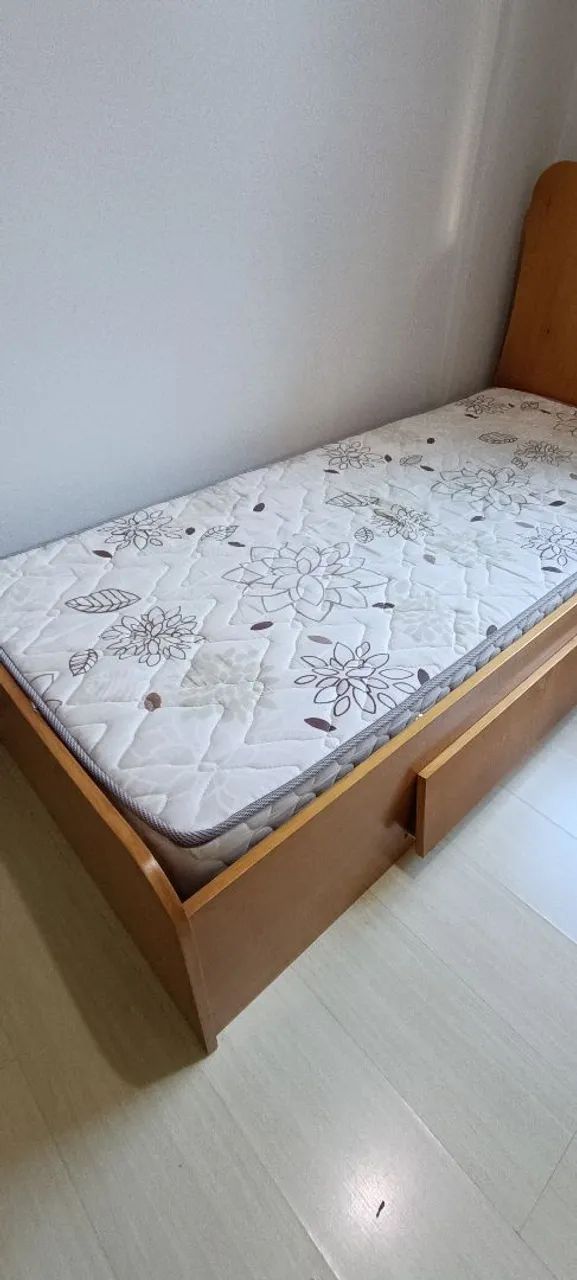 Cama de madeira, colchão e escrivaninha  - Foto 3