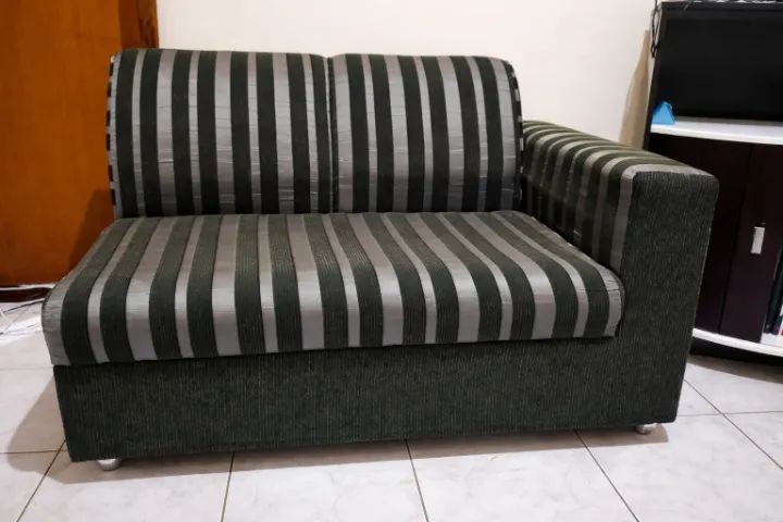 Sofá de canto dois lugares cinza e preto (listrado)