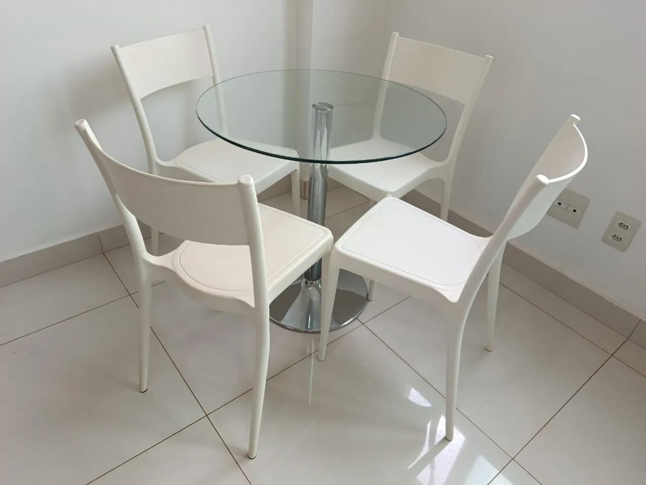 Mesa de vidro redonda com cadeiras  - Foto 3