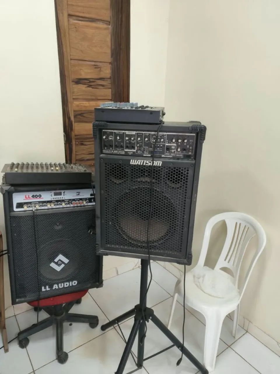VENDE-SE 2 CAIXAS DE SOM AMPLIFICADAS