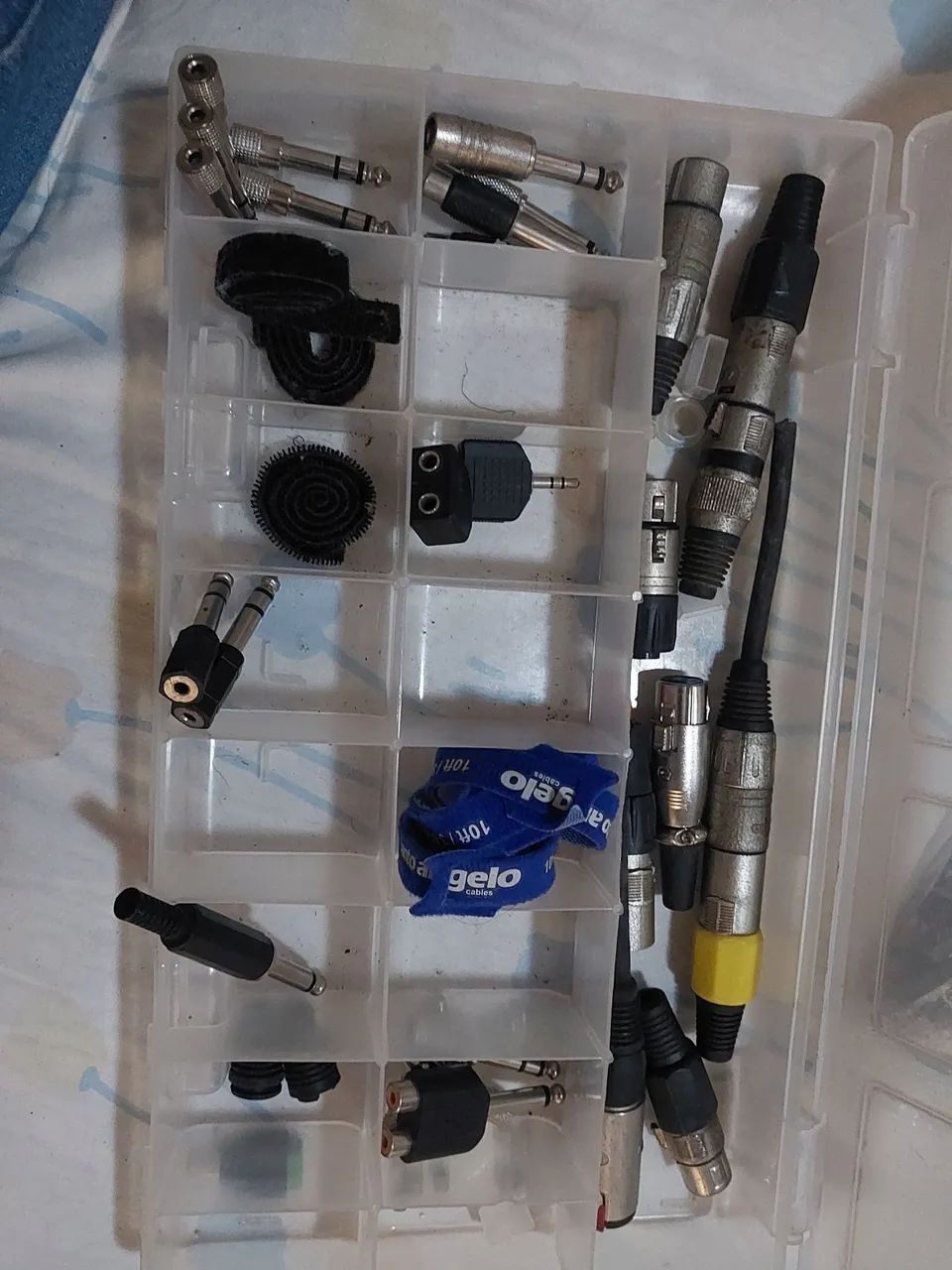 Caixa com vários plugs novos e usados.  Plugs xlr para microfone e adaptadores. - Foto 2