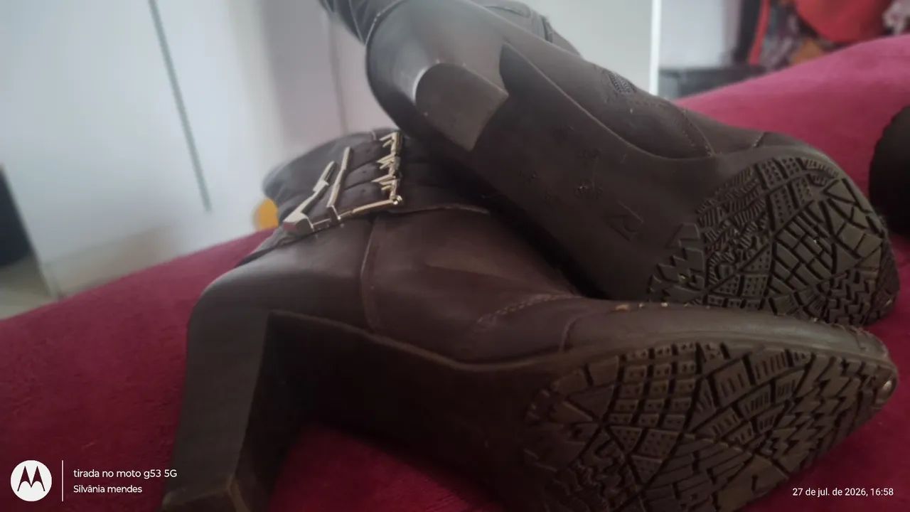Bota cano alto com fivelas  - Foto 2