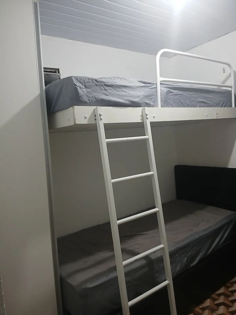 Quarto masculino compartilhado em Ramos