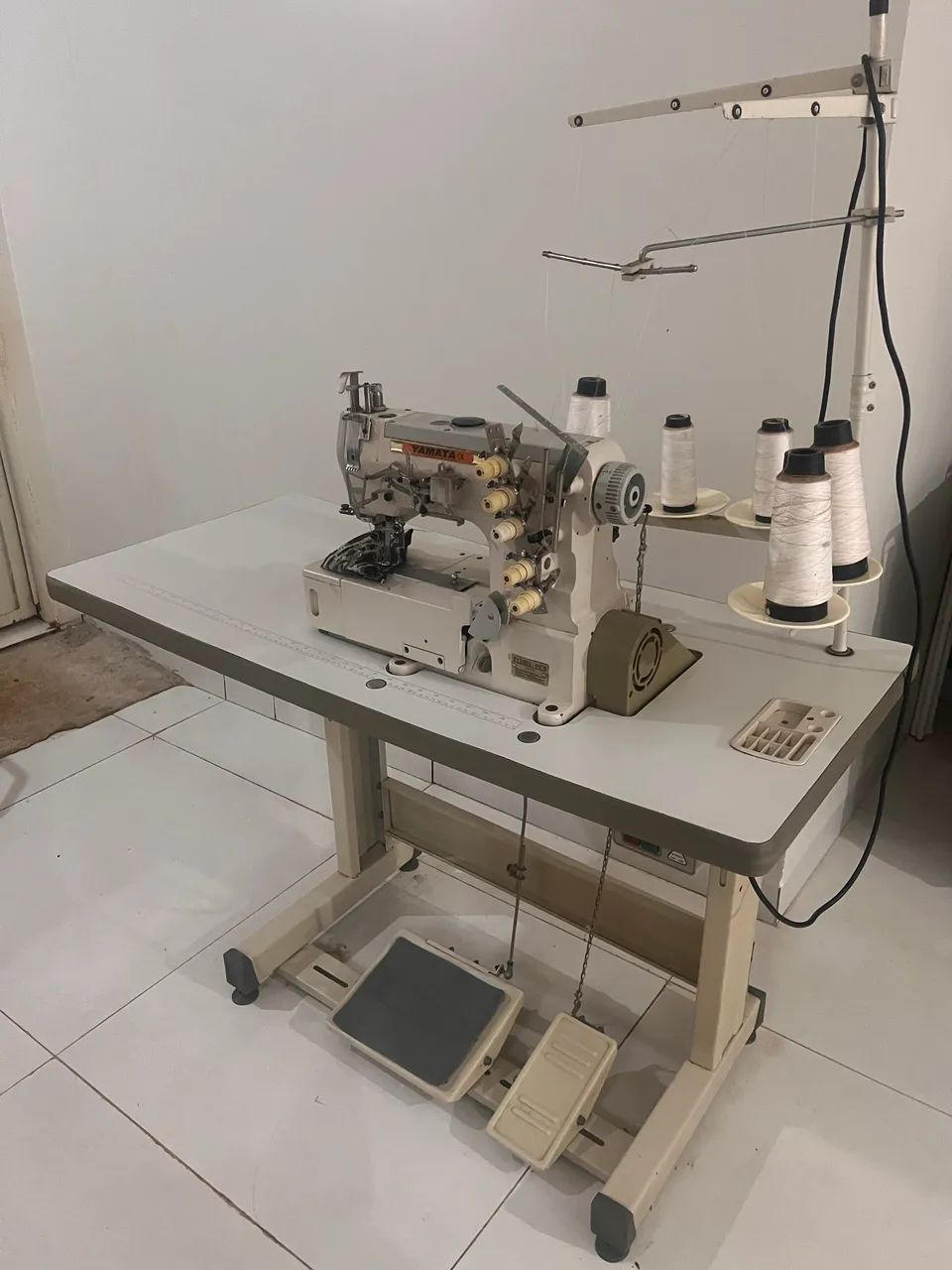 Vendo máquina de costura semi nova 