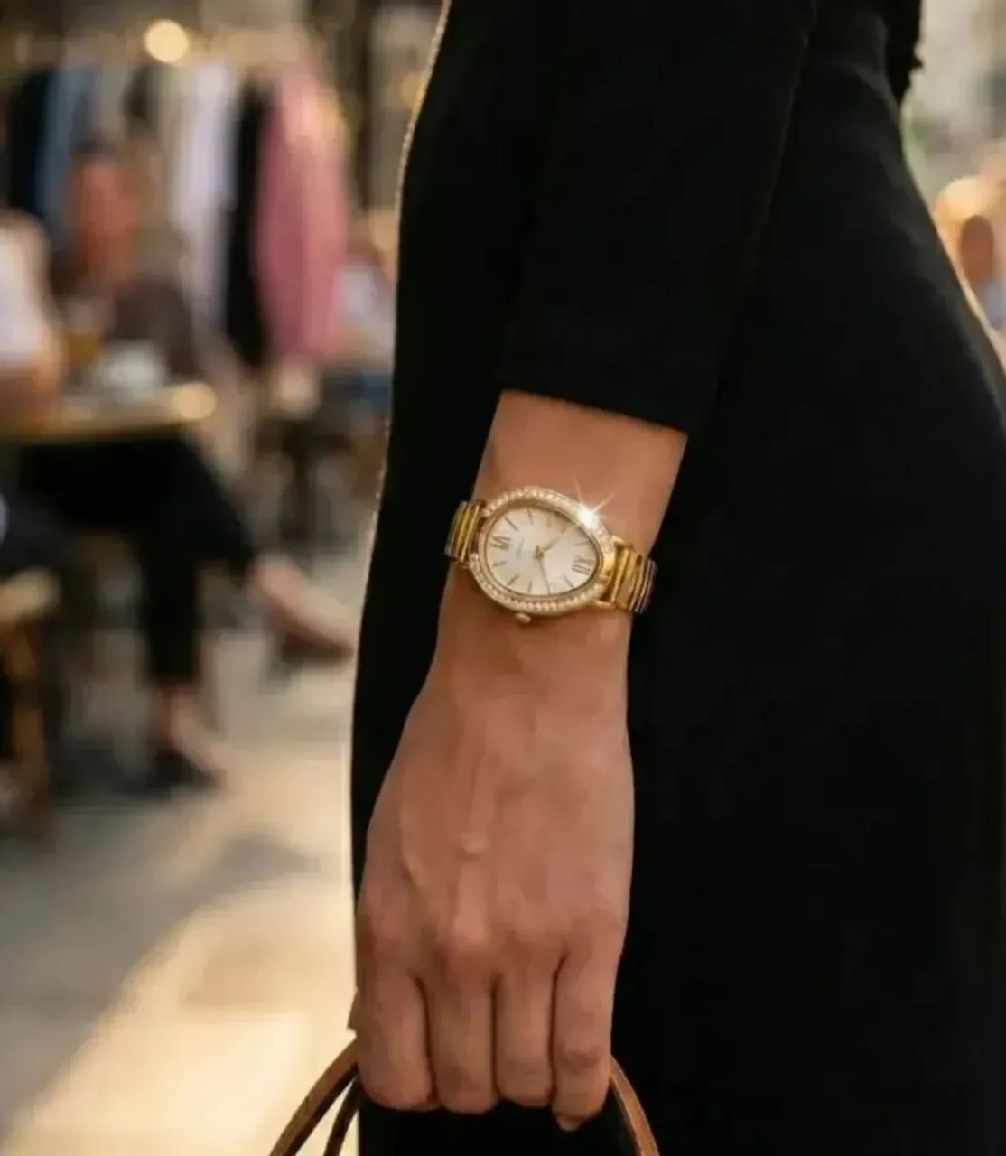 Relógio feminino dourado modelo serpente com strass. - Foto 3