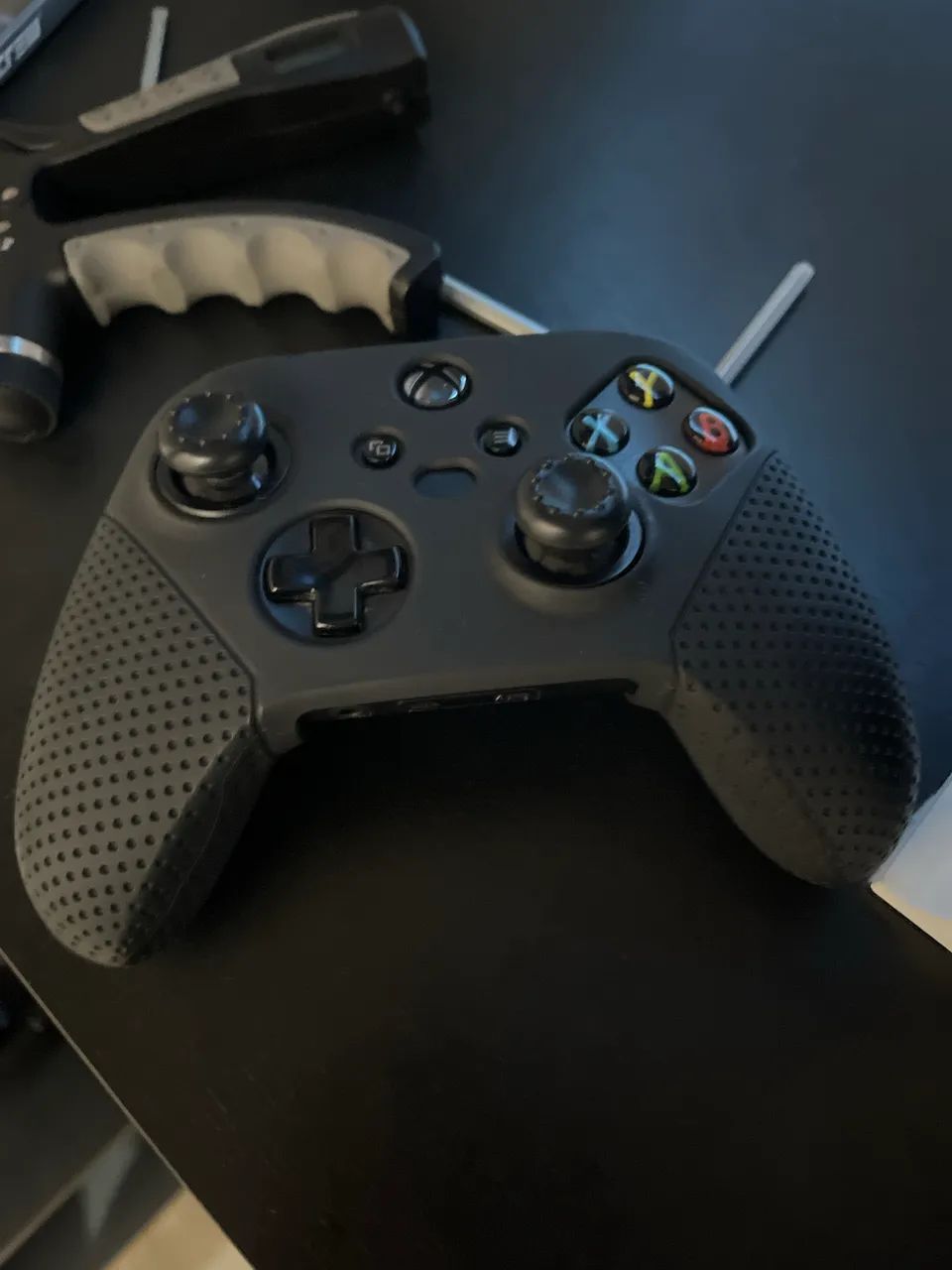 Vendo Xbox one s 1 tb com controle e pés 2020 - Foto 2