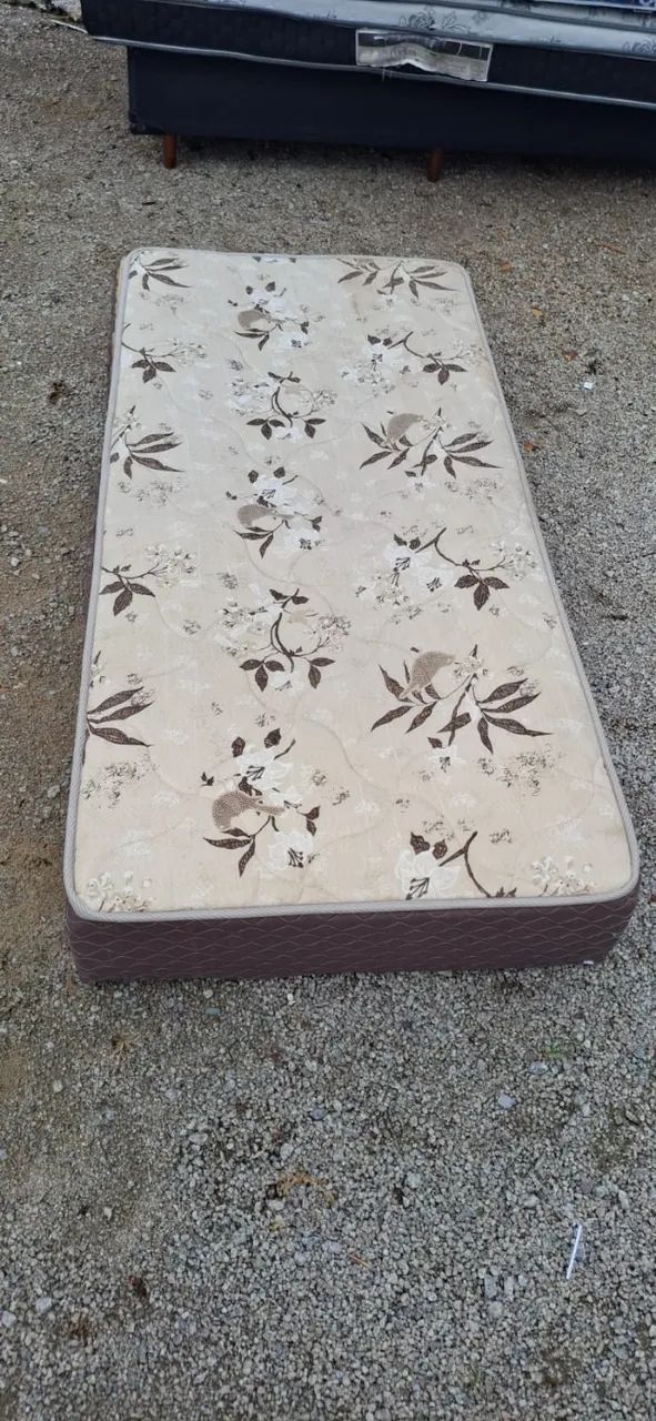 Base de cama branca e marrom, estampada, em bom estado. - Foto 2