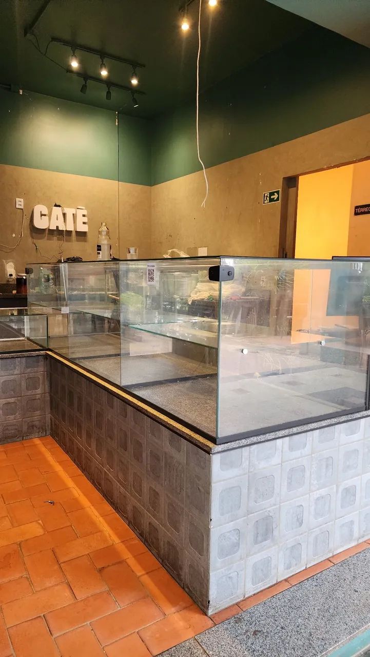Balcão expositor de vidro com prateleira padaria salgado 