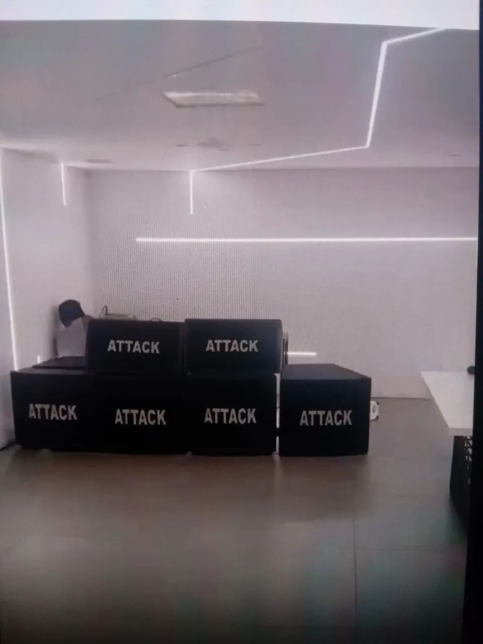 Caixa de som atack 4 alto falante 18 2 caixa com 2 de 12 cada ?