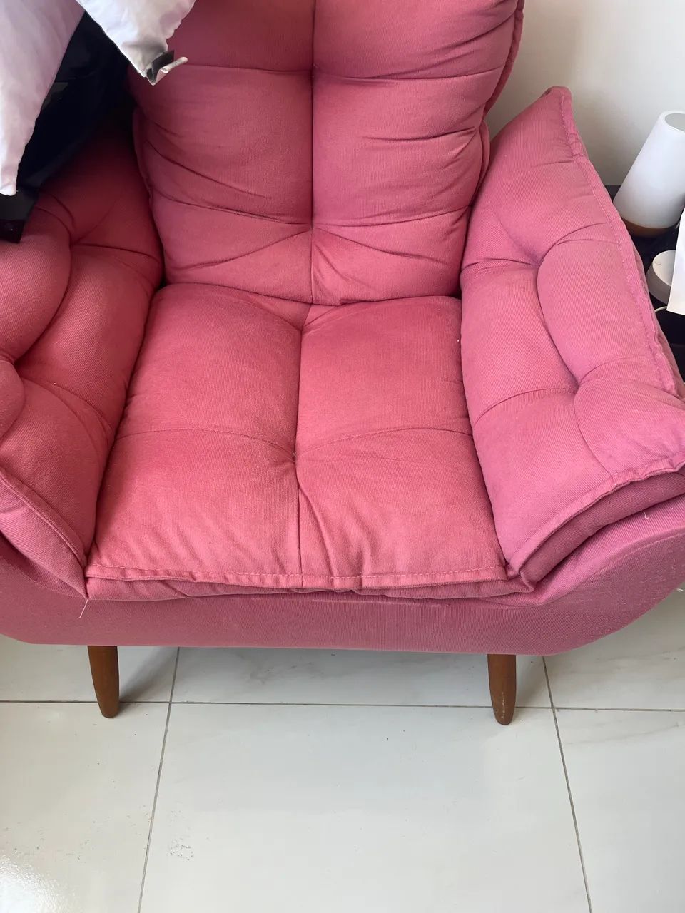 Poltrona rosa com apoio de pé 