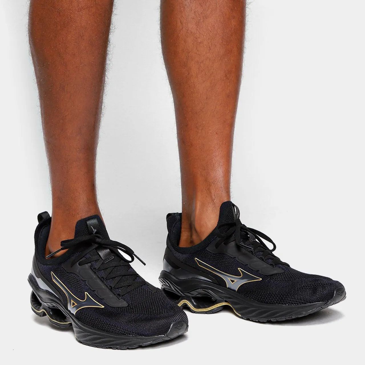 Tênis Mizuno Wave invictos 4