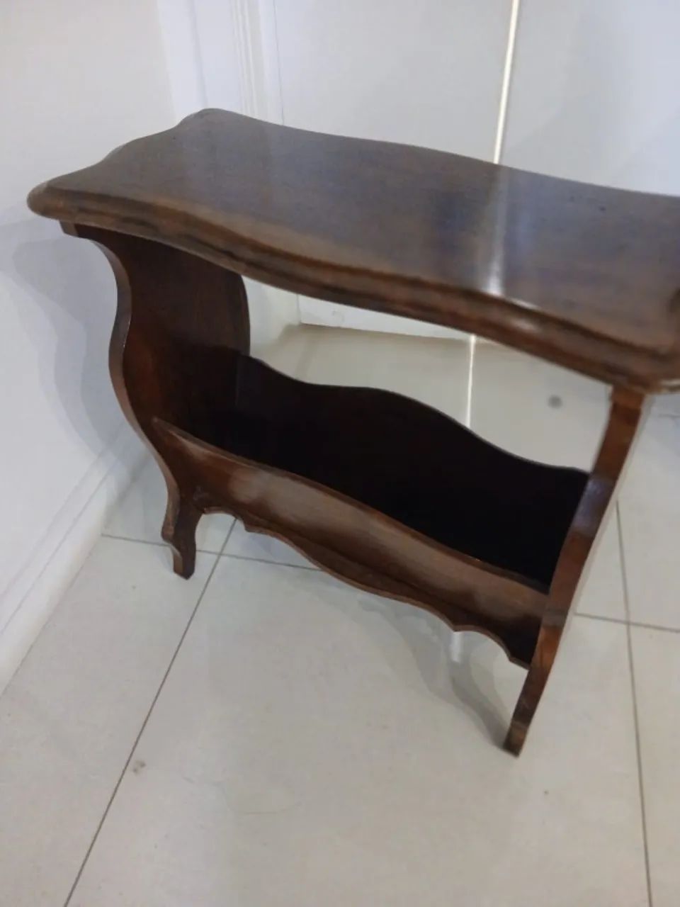mesa de apoio e revisteiro antigo