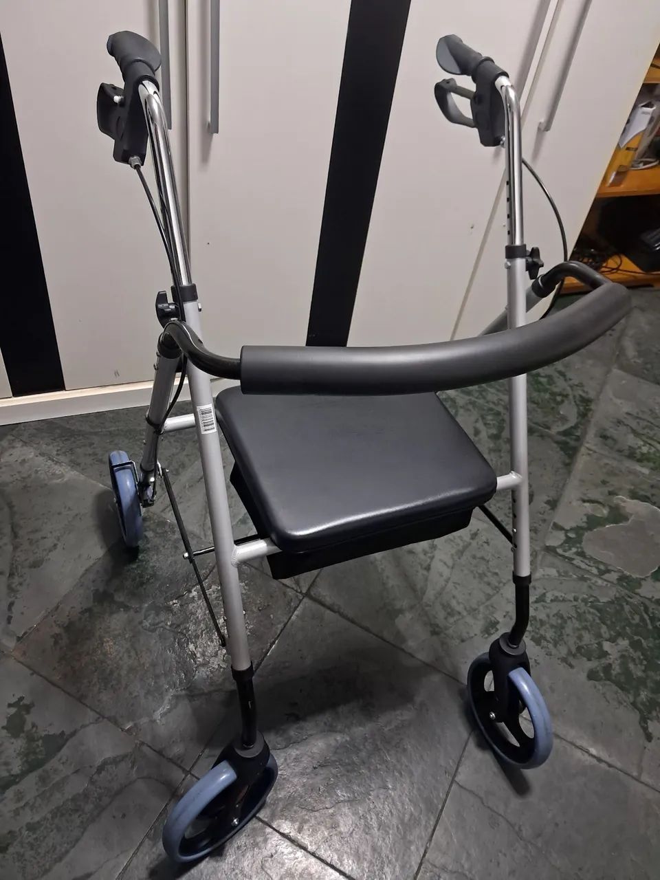 Andador com rodas  semi novo 