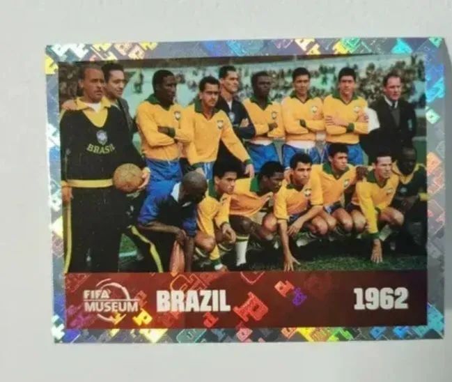 Figurinha bonze Mbappe + seleção brasileira 1962 brinde - Foto 2