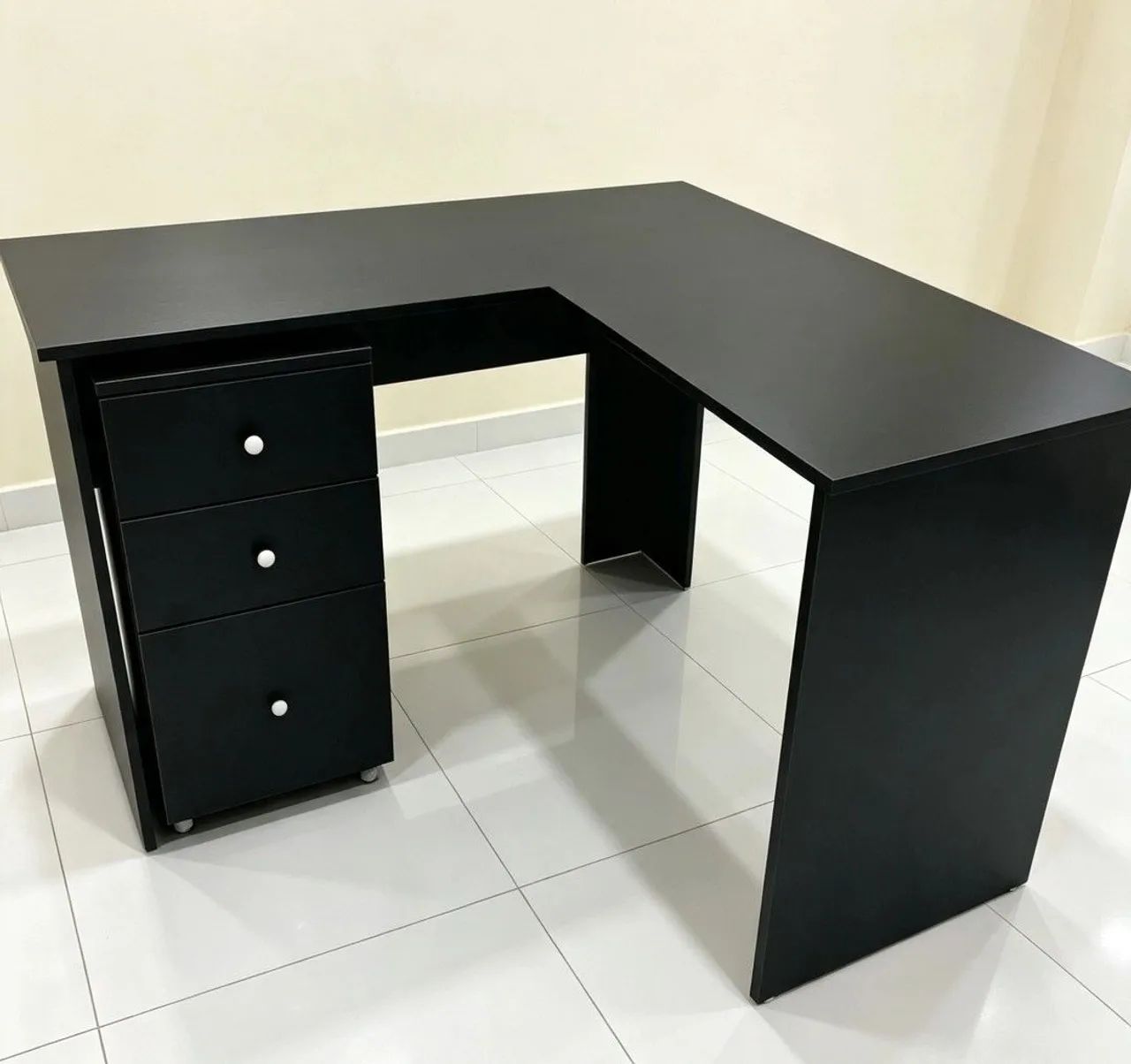 Mesa L com gaveteiro em mdf