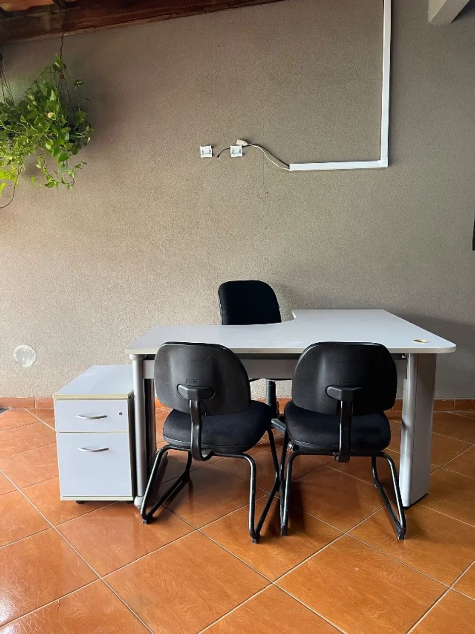 Mesa de atendimento/escritório com gaveteiro e cadeiras