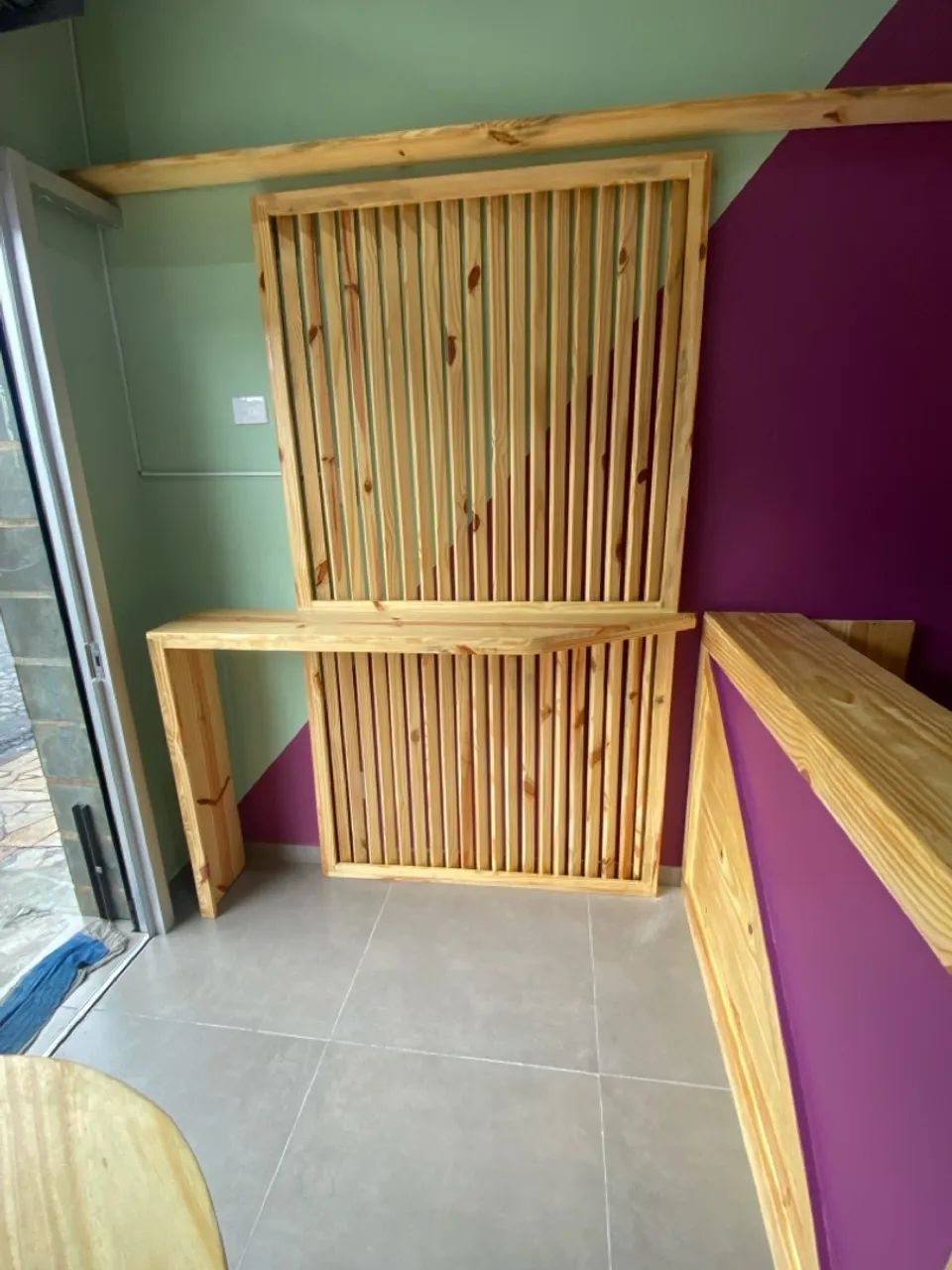 Painel ripado com bancada feito em Pinus  - Foto 2