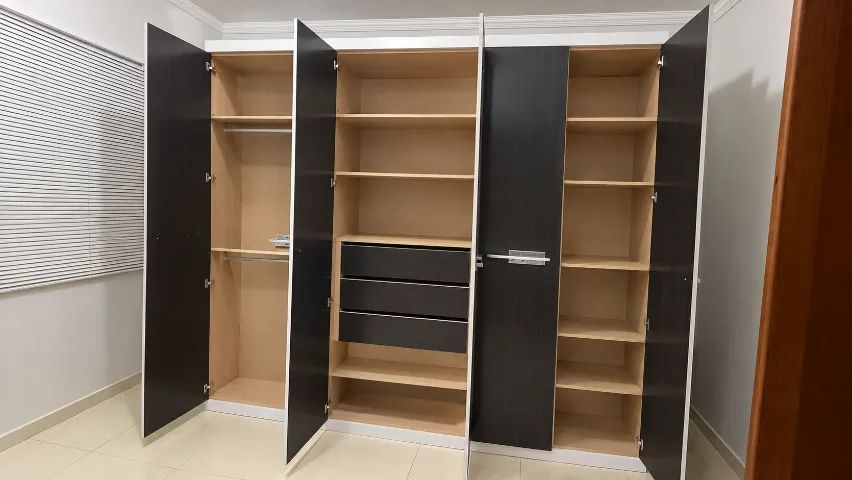 Guarda Roupa de Casal e Messa de computador 