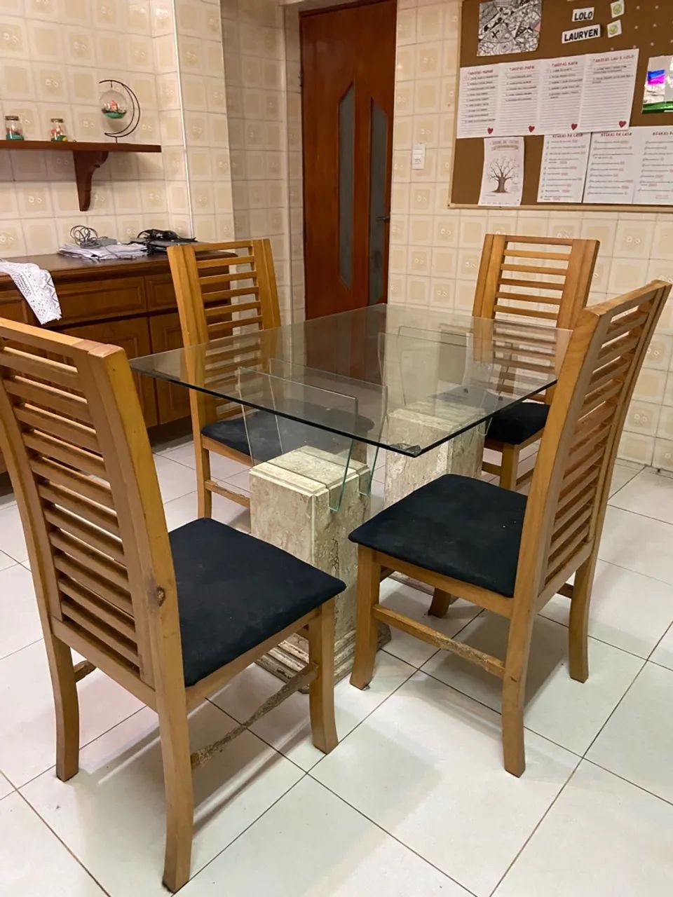 Mesa de vidro com 4 cadeiras 