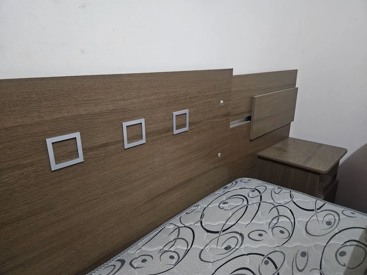 Cabeceira de cama casal + mesa lateral  - Foto 2