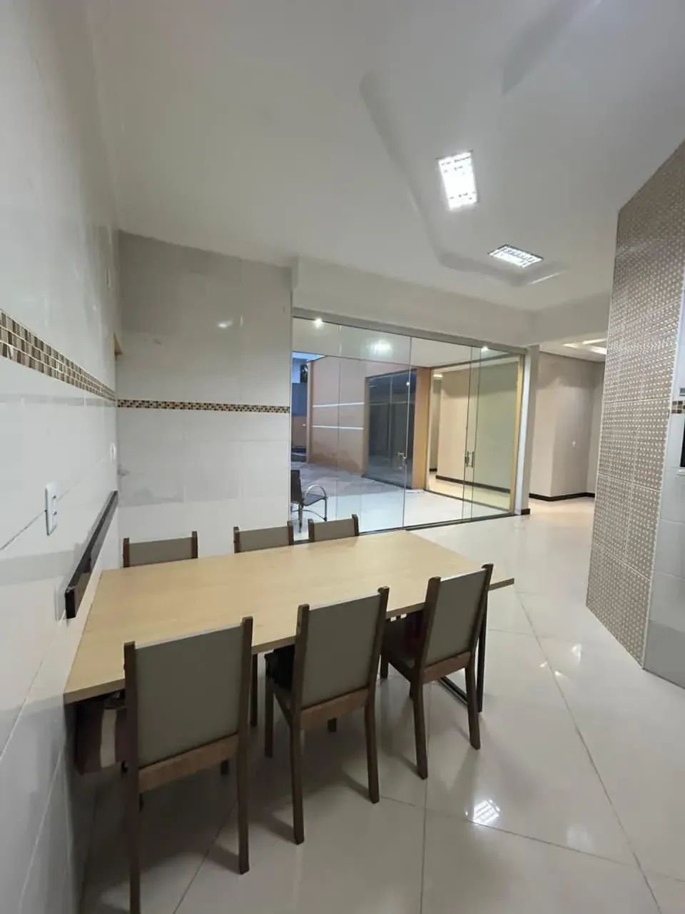 Casa para aluguel possui 450 m² com 4 quartos, sendo 3 suítes e piscina em Parque Verde -  - Foto 4