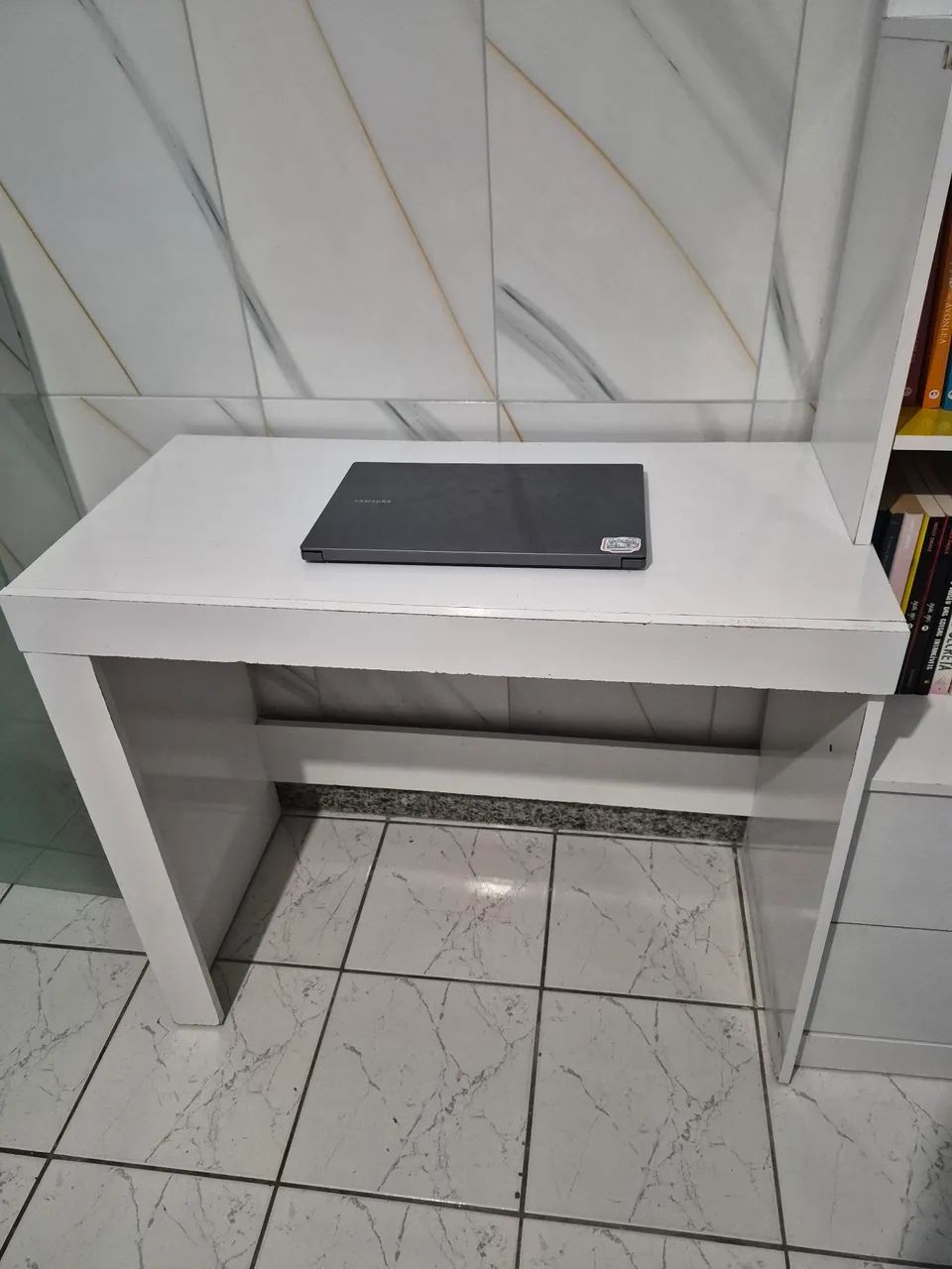 Escrivaninha com mini estante acoplada - Foto 3